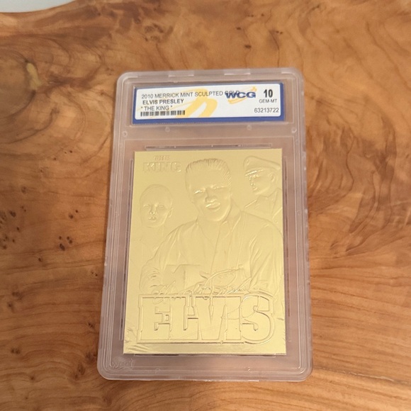 Elvis Presley Other - NWOT Elvis Presley “The King” Gold Sculpted Card